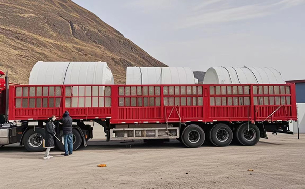 红古塑料桶装车完毕准备运输中